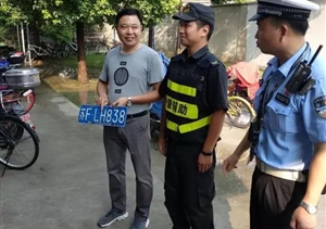 暴雨傾盆“沖”掉車(chē)牌 宗保隊員“幫”你來(lái)尋