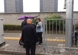 伸出援手，大愛(ài)無(wú)疆，宗保北蔡市容項目隊員救助暈倒女子