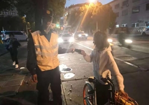 拾金不昧樹(shù)新風(fēng)系列報道之——金橋市容項目隊員拾到手機交還失主