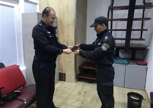 拾金不昧樹(shù)新風(fēng)系列報道 --陸家嘴綜管辦項目拾到手機上交民警