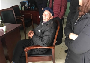 老人迷路求幫助，宗保隊員來(lái)幫助 --惠南市容把迷路老人送回家