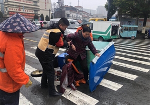 老人倒地扶不扶？民泰特保告訴你答案！ --浙江民泰星橋市容項目攙