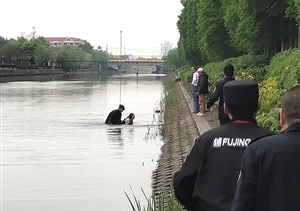 有驚無(wú)險！宗保特保勇救跳河輕生女子 --張江輔警隊員勇救跳河輕生