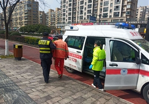 老人昏倒在地，扶還是不扶？民泰保安給出溫暖堅定的答案 ——浙江