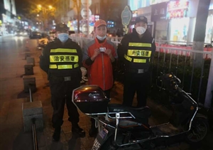 電動(dòng)車(chē)未上鎖危險  保安暫為保管平安 ——惠南輔警項目隊員在巡邏