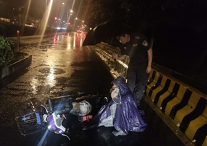 深夜里，暴雨中你的舉動(dòng)令人稱(chēng)贊 ——宗保公司駐周浦市容項目負責