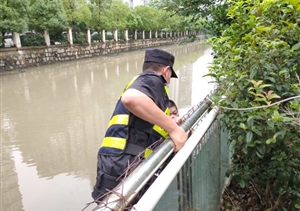 巡邏遇到跳河輕生男  保安耐心勸導救上岸——宗保公司駐周浦市容