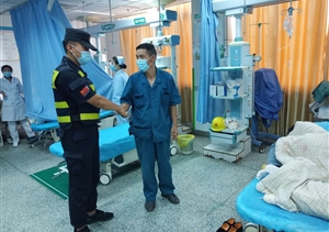 女孩暈倒不省事 隊員施救解其?！h市容項目隊員救助暈倒女孩