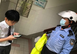 大雨無(wú)情人有情  護送回家顯溫情—閔行虹橋交通輔警項目隊員冒雨