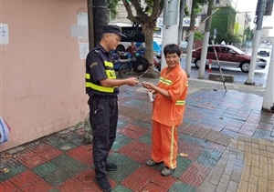 積極傳播正能量  拾金不昧樹(shù)榜樣—宗保公司駐周浦市容項目隊員撿