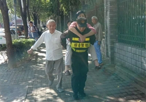 老人摔倒難行走  輔警熱心送回家--三林城管輔助隊員幫助摔傷老人