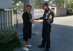 輔警巡邏撿手機  物歸原主獲點(diǎn)贊--閑林輔警項目隊員撿到手機