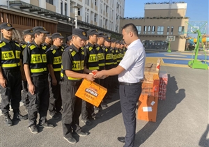 心系一線(xiàn) 情暖雙節--雙節前公司慰問(wèn)一線(xiàn)員工