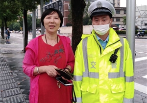 地鐵執勤撿到包  及時(shí)歸還獲稱(chēng)贊--閔行虹橋交管輔警項目隊員撿到