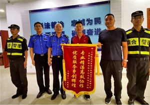 維護施工秩序 消除就餐隱患--三林市容前灘項目隊員配合疏導流動(dòng)攤