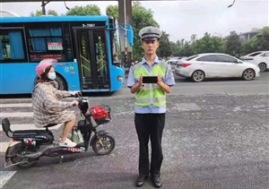 男子遺失手機 隊員撿到歸還 —閑林交管輔助項目隊員撿到手機