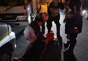 女子輕生欲跳河 隊員施救避悲劇—孫橋輔警項目隊員救下欲跳河輕生