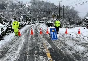 宗保公司協(xié)助開(kāi)展清雪除冰工作