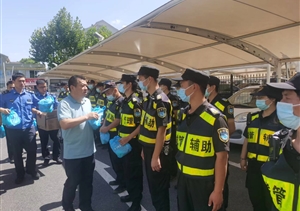 浦東新區周浦鎮城管中隊領(lǐng)導看望慰問(wèn)宗保員工