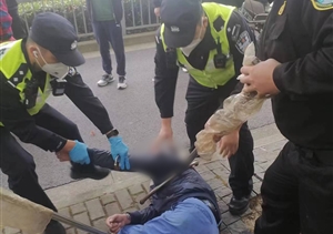 男子持刀情緒激動(dòng) 員工勇敢助陣制止—宗保公司員工協(xié)助控制持刀男